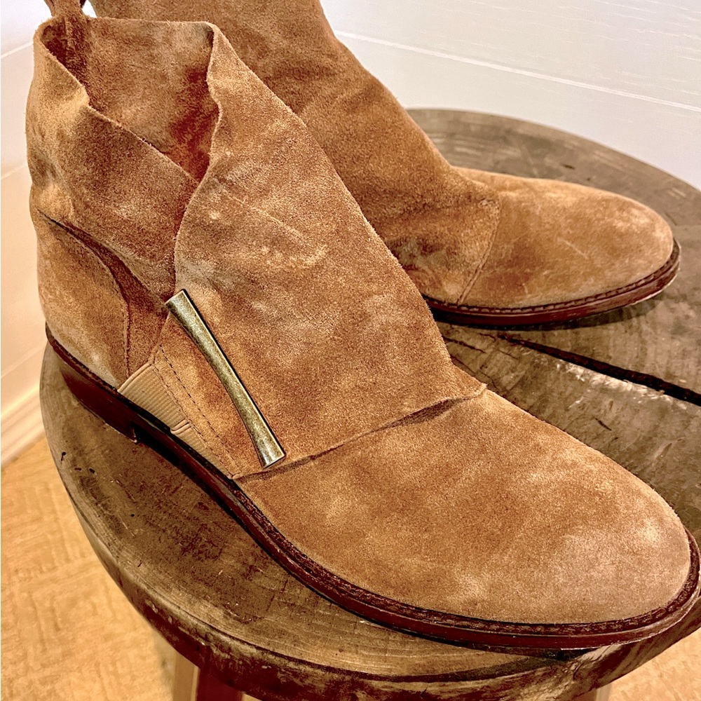 Johnston & Murphy Whiskey Lola Suede Booties. Size 7.5